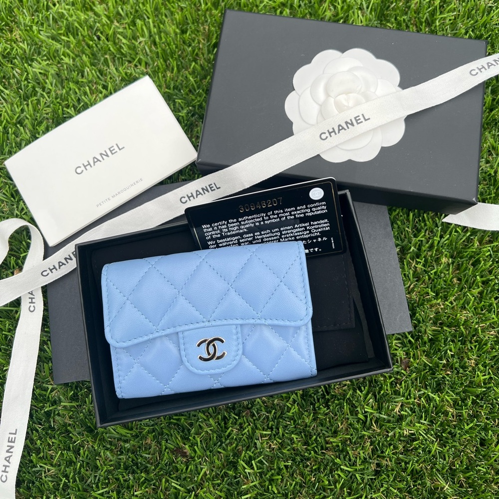 ❌SOLD❌Chanel 21C Sky Blue Lambskin snap/flap card case LGHW